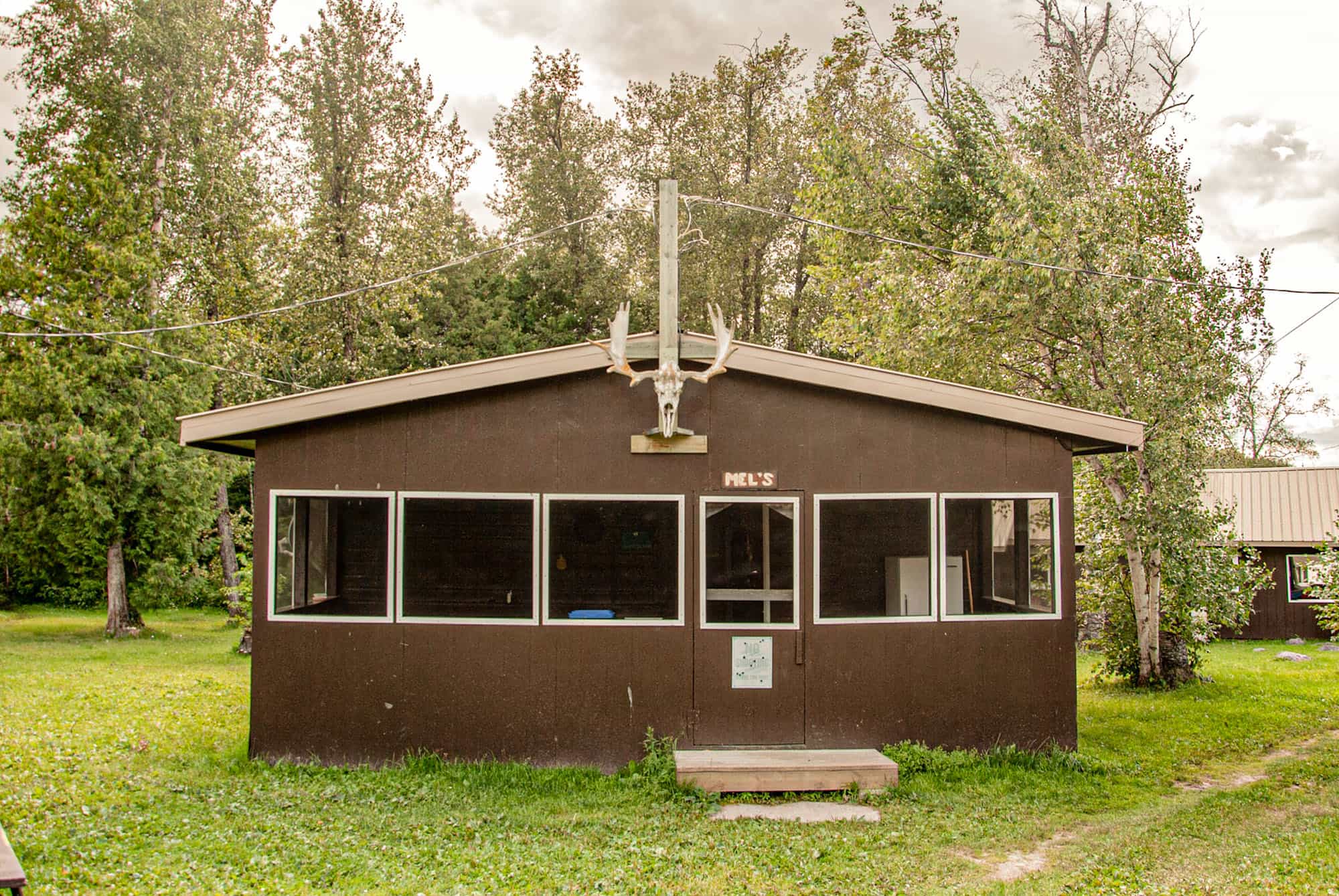 Ghost River Lodges - Mel's Cabin